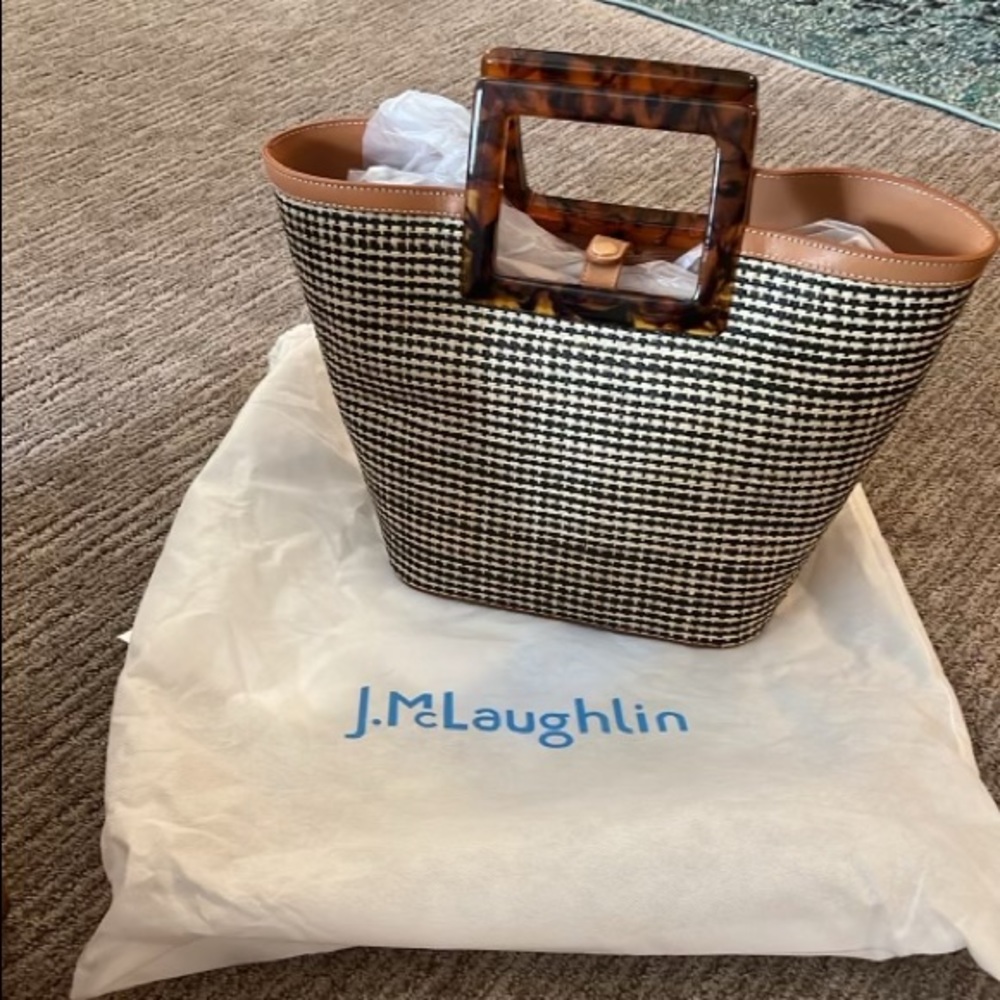 J McLaughlin Kara Tote Brand NWT Straw base,
leather detailing, tortoise handles